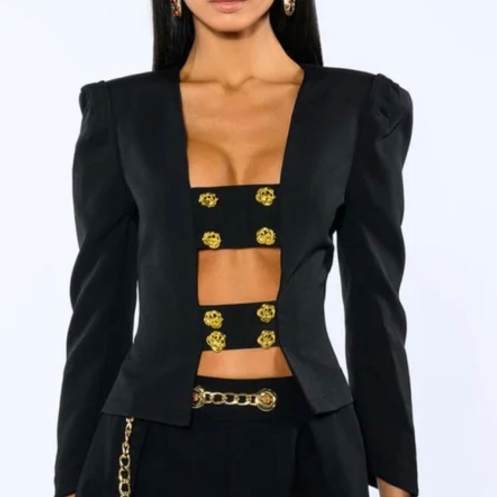 Very sexy black blazer what open front size XL but fit like a middle